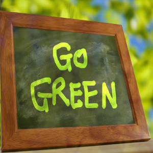 Auf einer Tafel steht "Go Green"