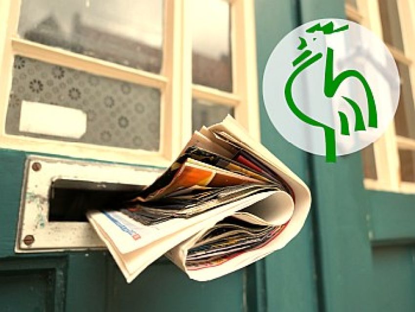 Zeitung im Briefkastenschlitz