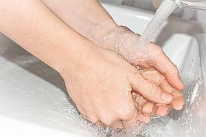 Für hygienisches Händewaschen reicht auch kaltes Wasser mit Seife 