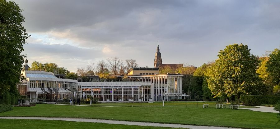 Kongresshaus Rosengarten: der Tagungsort der Landessynode in Coburg. Im Hintergrund die Morizkirche.