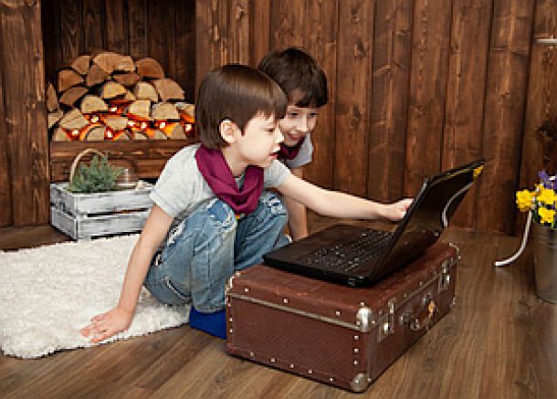 Kinder vor Laptop; von Watercolor Artist auf Pixabay