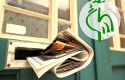 Eine Tür mit dem Rundbrief im Briefkastenschlitz