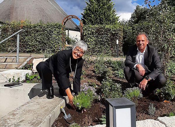 Dorothea Greiner und Thorsten Glauber bepflanzen einen Garten