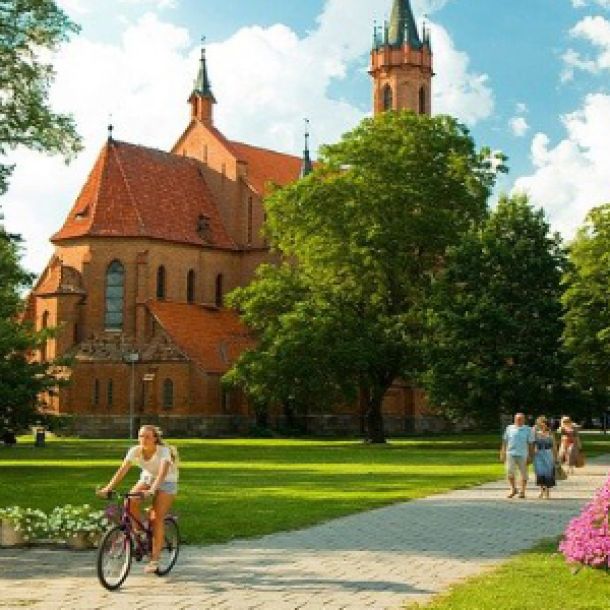 Radfahrerin vor Kirche, Bild von marinabarinova0 auf Pixabay