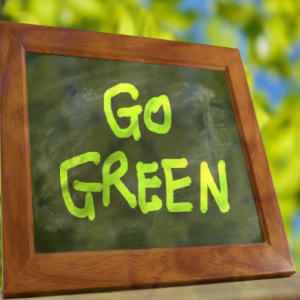 Auf einer Tafel steht "Go Green"
