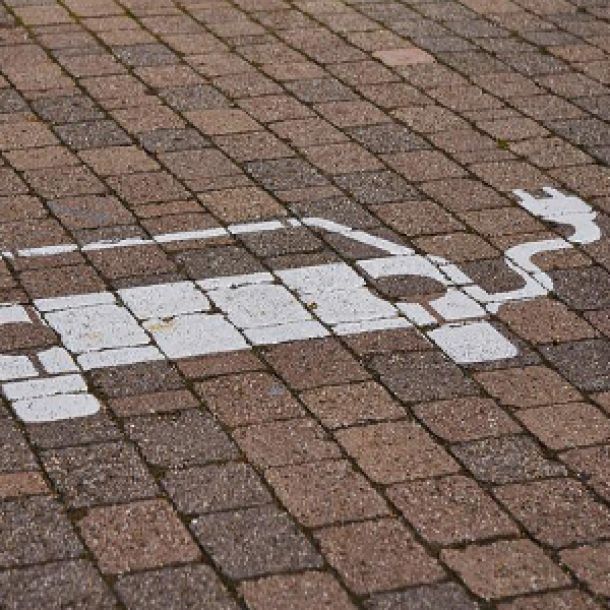 Parkplatz für Elektroautos; Bild von Markus Distelrath auf Pixabay