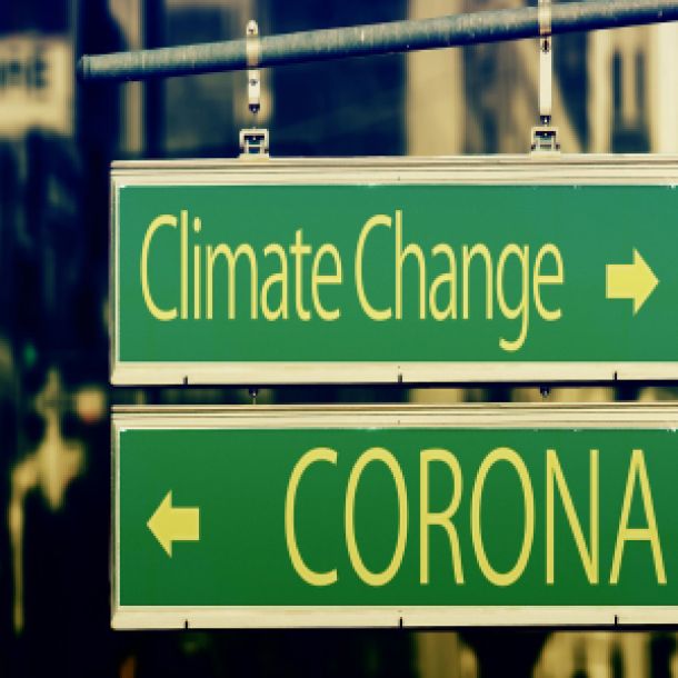 Wegweiser einer in Richtung Corona der andere Richtung Klimawandel