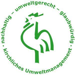 Logo: Grüner Hahn mit dem Schriftzug kirchliches Umweltmanagement