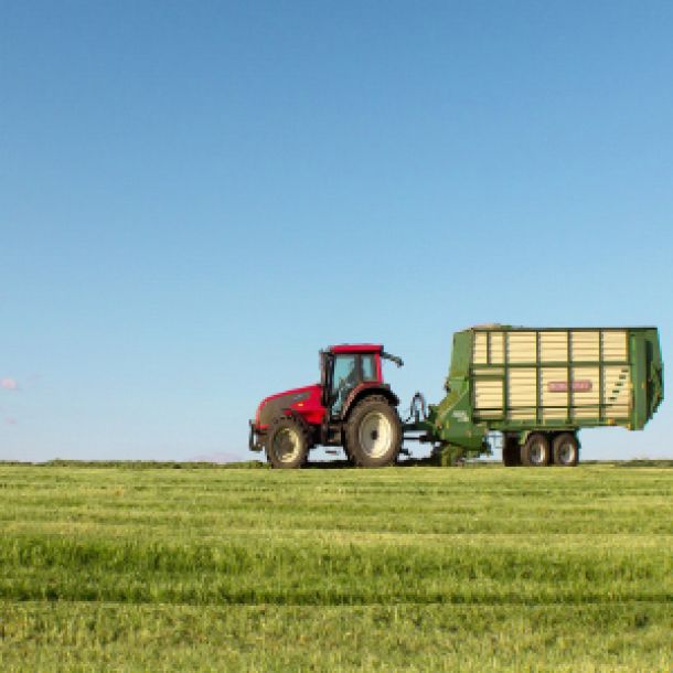 Ein Traktor mit Heuanhänger auf dem Feld