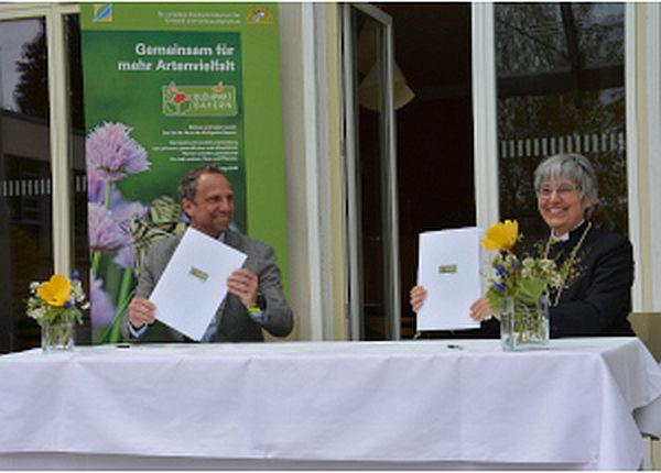 Thorsten Glauber und Dorothea Greiner unterzeichnen Blühpakt; Bild: Micha Götz, epd