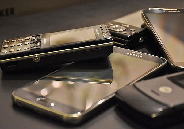 Alte Handys; von -Rita-👩‍🍳 und 📷 mit ❤ auf Pixabay