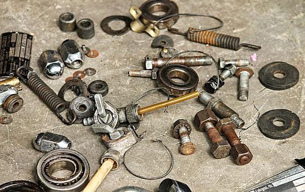 Schrauben und andere technischenKleinteile verstreut auf einem Tisch; von Manfred Richter auf Pixabay