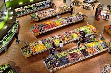 Blick auf Supermarktregale und Obstabteilung; Bild von ElasticComputeFarm auf Pixabay