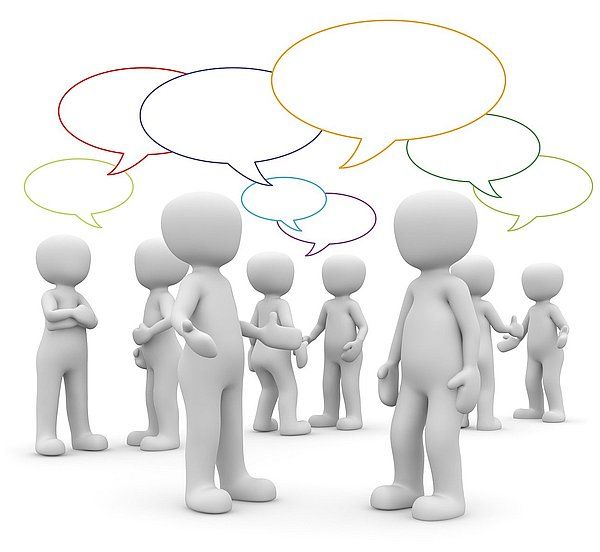 Viele skizzierte Personen reden miteinander