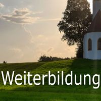 Eine Kirche im Abendlicht mit dem Schriftzug Weiterbildung