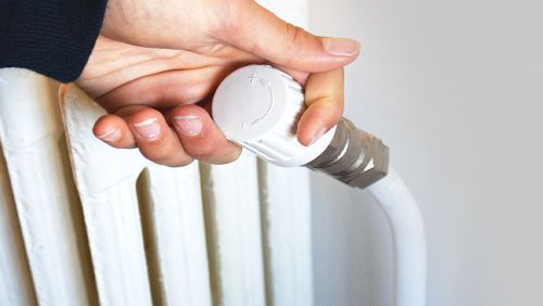 Ein Thermostat wird runter gedreht